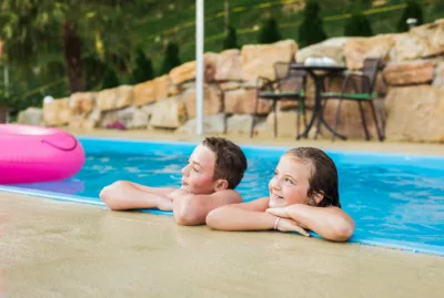 Kinder schwimmen im Urlaub in Südtirol