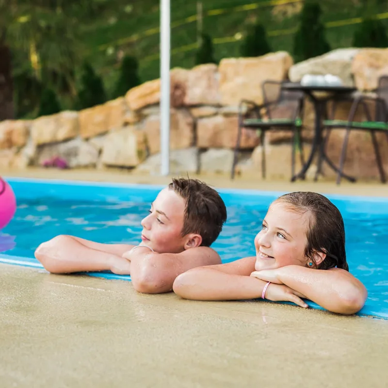 Kinder schwimmen im Urlaub in Südtirol